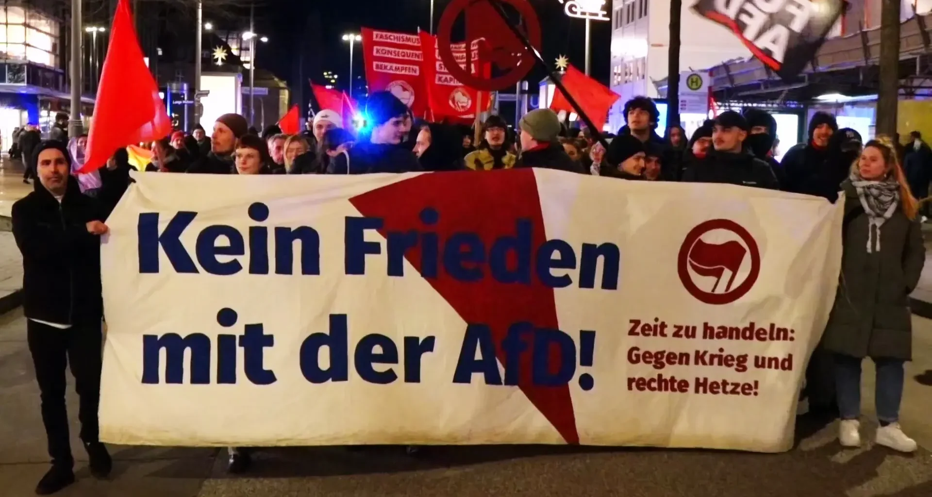 Hunderte demonstrieren in Hamburger Innenstadt gegen Gauland-Rede