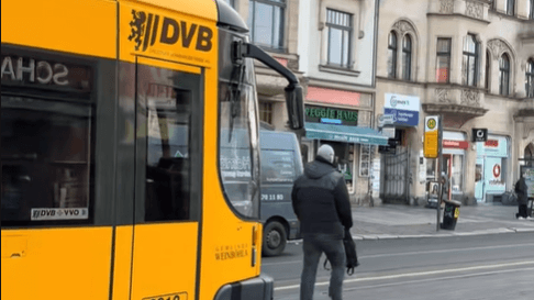 Screenshot aus dem viralen Video: Ob der Szene eine Provokation vorausgegangen sei, geht aus dem Video nicht hervor - sei für die Kündigung allerdings auch nicht relevant. Screenshot aus dem viralen Video: Ob der Szene eine Provokation vorausgegangen sei, geht aus dem Video nicht hervor - sei für die Kündigung allerdings auch nicht relevant.