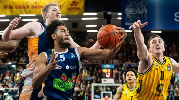 Bent Leuchten und D’Shawn Schwartz (v.l.) von den Rostock Seawolves im Spiel gegen Alba Berlin in Aktion
