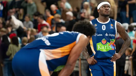 Frust bei D’Shawn Schwartz und TJ Crockett (v.l.) von den Rostock Seawolves im Spiel gegen Alba Berlin 