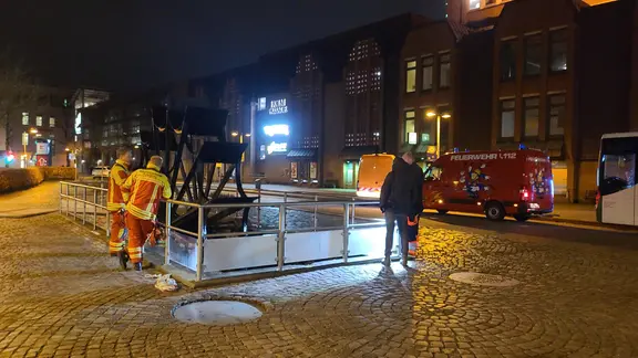 Das Tier hatte sich neben ein Wasserrad am ZOB verirrt. | NDR, Mirja Pape Ein Seehund ist am ZOB Flensburg gestrandet.