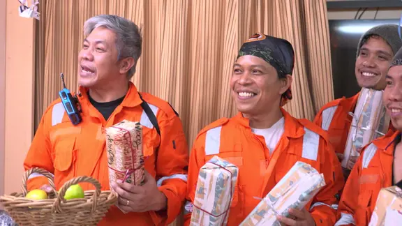 Eine Gruppe von Seemannsleuten mit Geschenken.