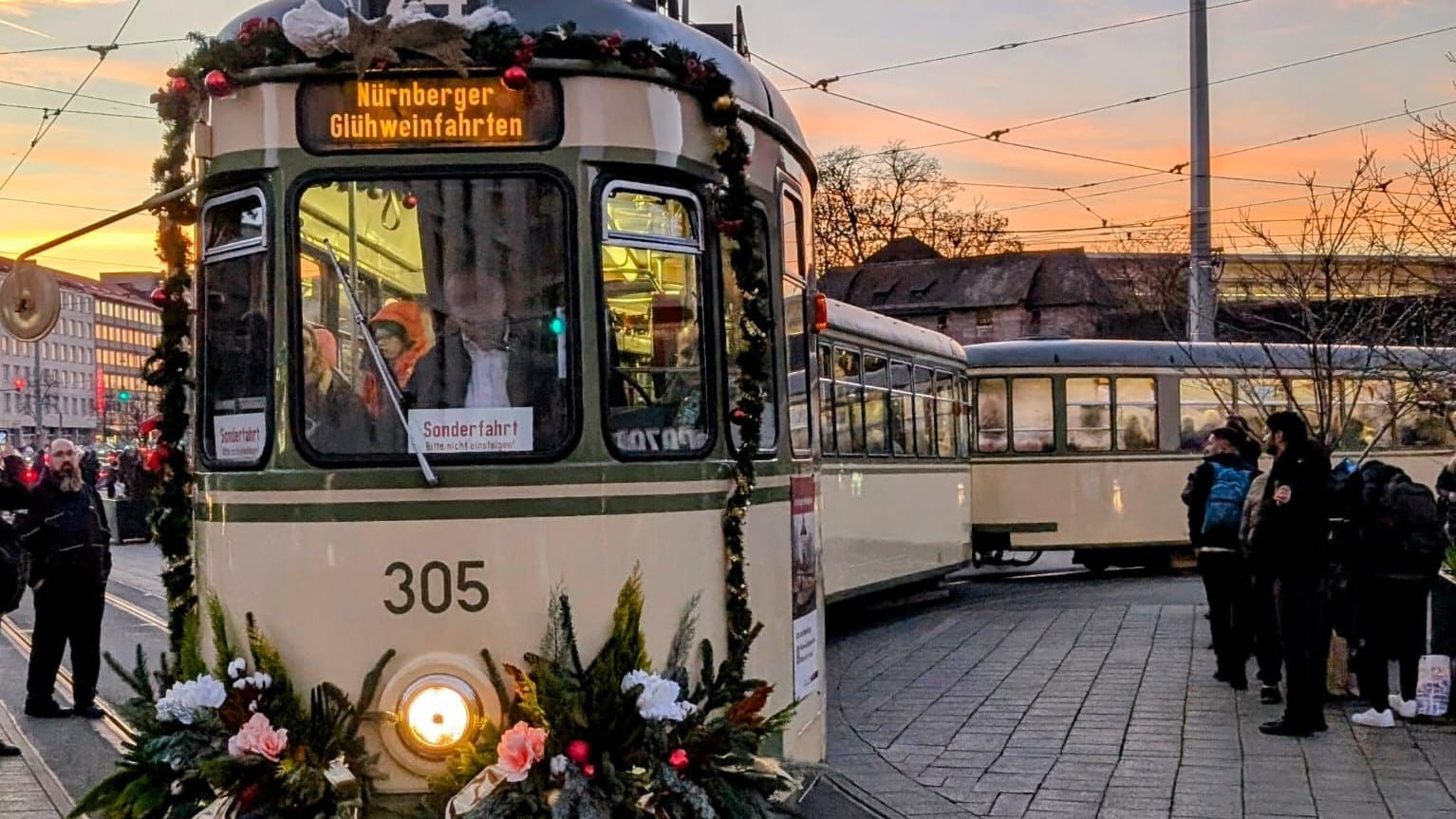 Seit jeher ein beliebtes Angebot in der Vorweihnachtszeit: Die Glühweinfahrten in der historischen Straßenbahn.
