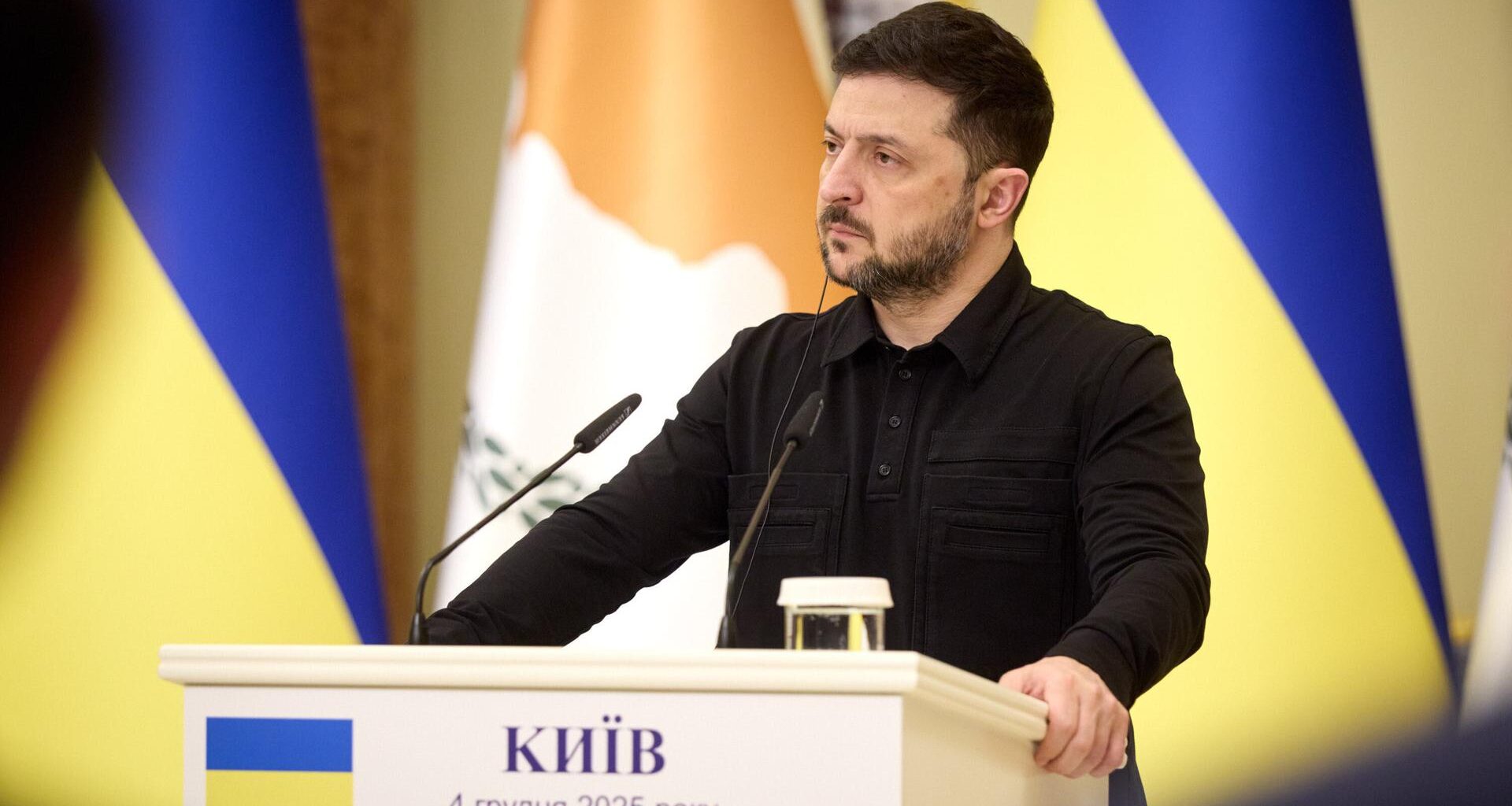 Präsident Wolodymyr Selenskyj steht an einem Rednerpult