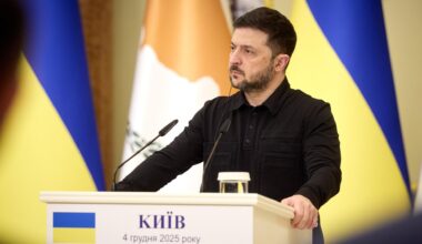 Präsident Wolodymyr Selenskyj steht an einem Rednerpult