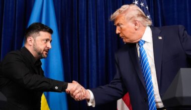 Wolodymyr Selenskyj und Donald Trump schütteln sich die hände