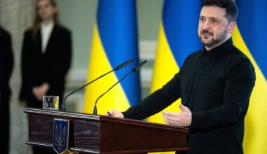 Der ukrainische Präsident Selenskyj hält eine Rede.