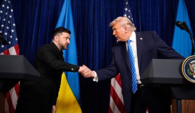 US-Präsident Donald Trump (r) und Wolodymyr Selenskyj, Präsident der Ukraine, geben sich zu Beginn einer gemeinsamen Pressekonferenz nach einem Treffen in Trumps Mar-a-Lago-Club die Hand.