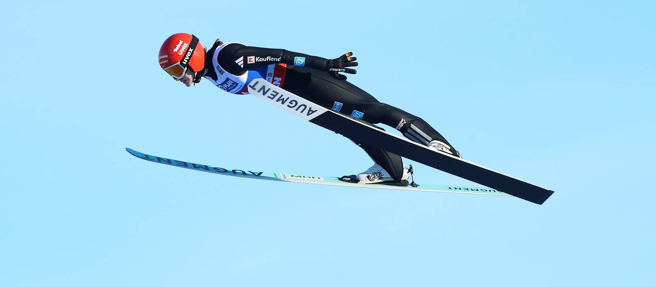 Selina Freitag springt im 1. Durchgang auf 127 Meter