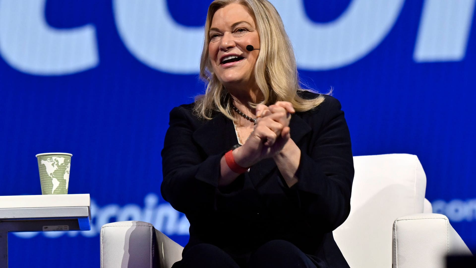 Senatorin Cynthia Lummis bei einer Krypto-Konferenz. Sie will nicht mehr kandidieren. (Archivbild)