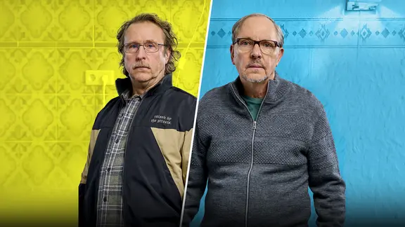 Bjarne Mädel und Olli Dittrich stehen sich vor gelb-blauem Hintergrund gegenüber.