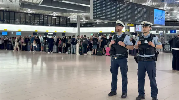 Liam und Marco sind Bundespolizisten am Hannover Airport. | NDR/DM-Film Liam und Marco sind Bundespolizisten am Hannover Airport.