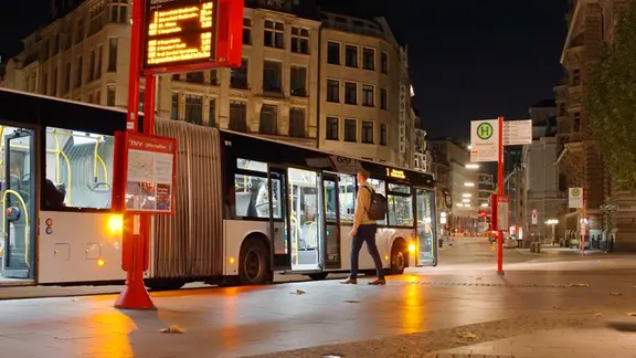 Die Nachtbuslinie 607 fährt von der Reeperbahn bis nach Poppenbüttel.