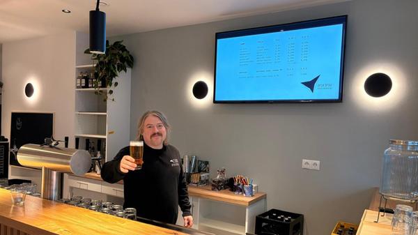 Nach Verzögerung konnten Fritz Großkopf und Orca Brau erstmalig die Türen der Orca-Bier-Bar öffnen. Fans des Bieres sind hier an der richtigen Adresse. Für Nicht-Biertrinkende gibt es eine Cola-Mix-Karte sowie weitere anti-alkoholische Getränke. Parallel dazu steht ein "Bottleshop" zur Verfügung. Das ist ein Kühlschrank, aus dem Gäste Flaschen aus dem Orca-Sortiment mitnehmen können. Eine Küche serviert drei verschiedene Flammkuchen, die im Angebot von Nüssen oder Chips flankiert werden. Neben der klassischen und der veganen Variante landen auch Nürnberger Rostbratwürste auf dem Flammkuchen. Nach Verzögerung konnten Fritz Großkopf und Orca Brau erstmalig die Türen der Orca-Bier-Bar öffnen. Fans des Bieres sind hier an der richtigen Adresse. Für Nicht-Biertrinkende gibt es eine Cola-Mix-Karte sowie weitere anti-alkoholische Getränke. Parallel dazu steht ein "Bottleshop" zur Verfügung. Das ist ein Kühlschrank, aus dem Gäste Flaschen aus dem Orca-Sortiment mitnehmen können. Eine Küche serviert drei verschiedene Flammkuchen, die im Angebot von Nüssen oder Chips flankiert werden. Neben der klassischen und der veganen Variante landen auch Nürnberger Rostbratwürste auf dem Flammkuchen.