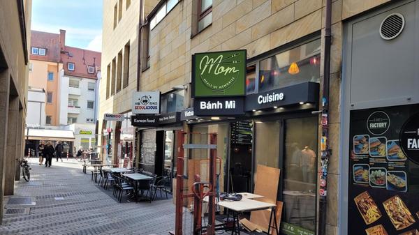 Für den leeren Laden in der Krebsgasse 2 in Nürnberg hat sich im April eine Nachfolge gefunden. Mom's Restaurant serviert dort seitdem unter anderem Varianten der Suppe Phở, Reisgerichte, Udon-Nudeln oder das vietnamesische Baguette Bánh mì, aber auch Speisen für Veganerinnen und Veganer. Für den leeren Laden in der Krebsgasse 2 in Nürnberg hat sich im April eine Nachfolge gefunden. Mom's Restaurant serviert dort seitdem unter anderem Varianten der Suppe Phở, Reisgerichte, Udon-Nudeln oder das vietnamesische Baguette Bánh mì, aber auch Speisen für Veganerinnen und Veganer.