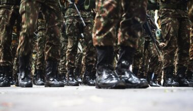 Nein, das Militär hat in Frankreich nicht die Regierung gestürzt