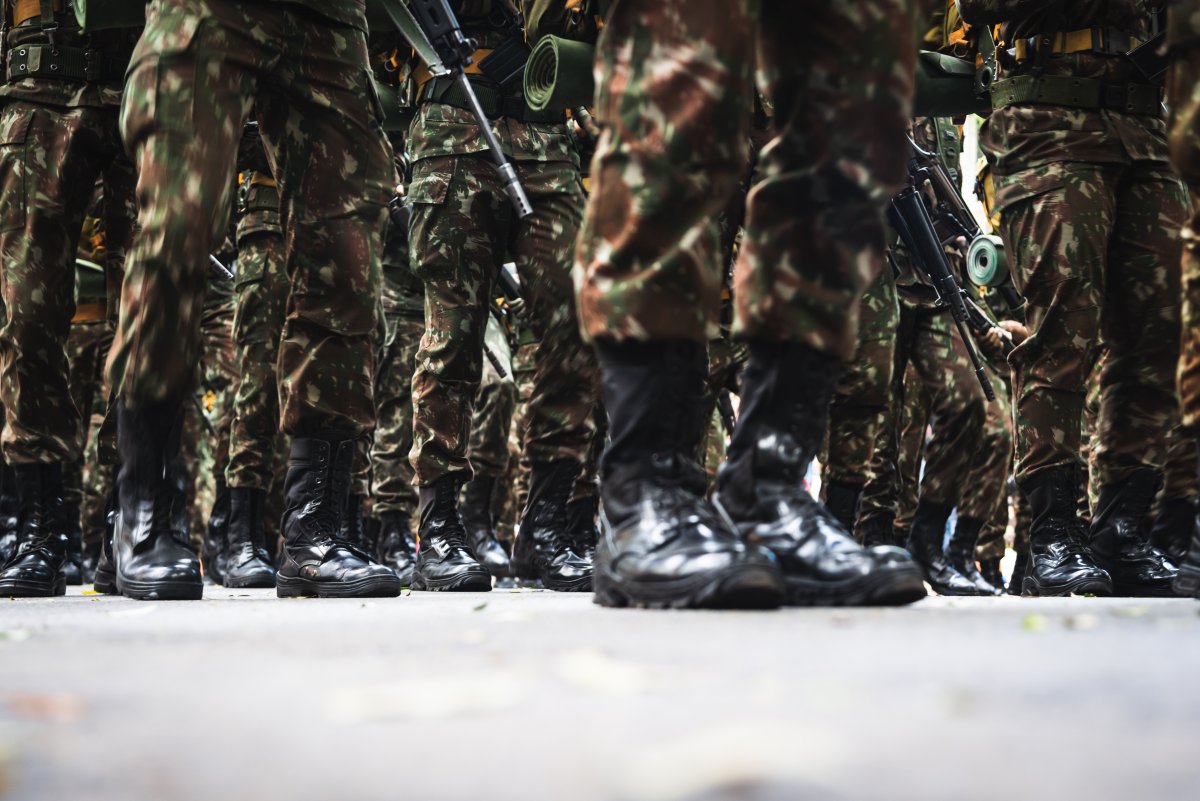 Nein, das Militär hat in Frankreich nicht die Regierung gestürzt