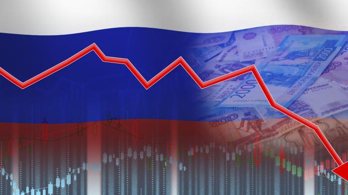 Graph, der wirtschaftlichen Abschwung bedeutet, und im Hintergrund die Flagge Russlands.