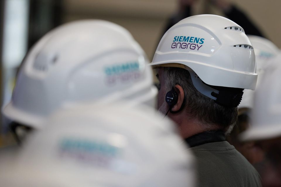 Die zweitgrößte Transaktion fand innerhalb der Siemens-Familie statt: Im Juli spaltete die indische Siemens-Tochter das dort dominierende Energietechnik-Geschäft als Siemens Energy India Ltd ab und vollzog damit mit einigen Jahren Verspätung die Trennung von Siemens Energy im Rest der Welt nach. In die League Tables ging die Transaktion mit 11,3 Mrd. Dollar ein.