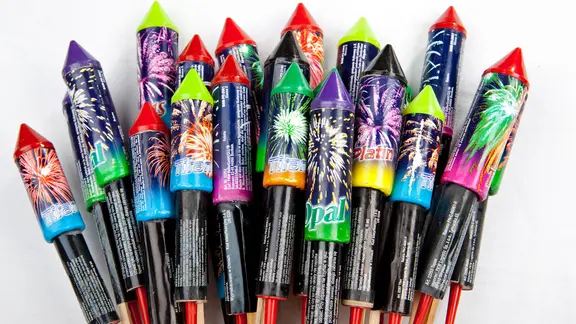 Feuerwerksraketen liegen auf einer weißen Fläche.