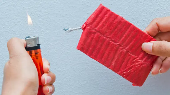 Silvesterböller und ein Feuerzeug