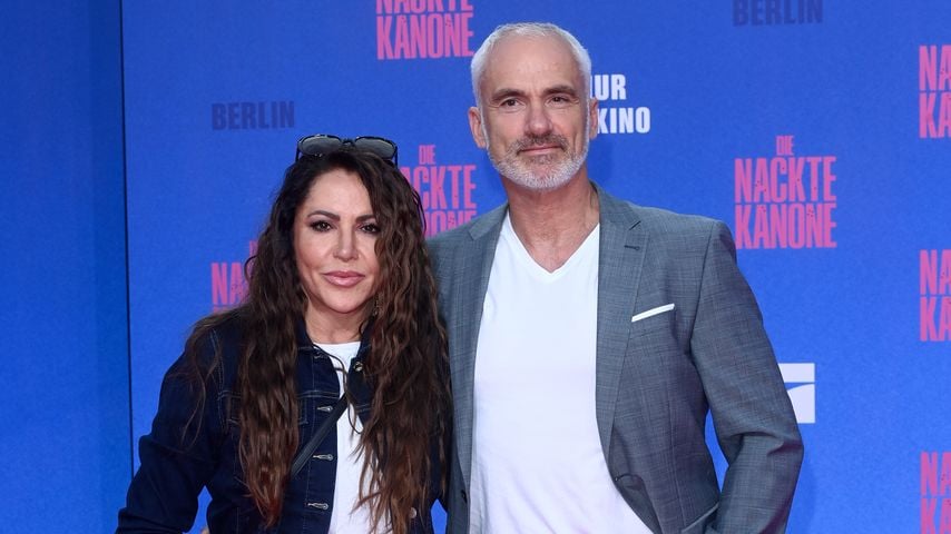 Schauspielerin Simone Thomalla und ihr Freund René posieren, Juli 2025