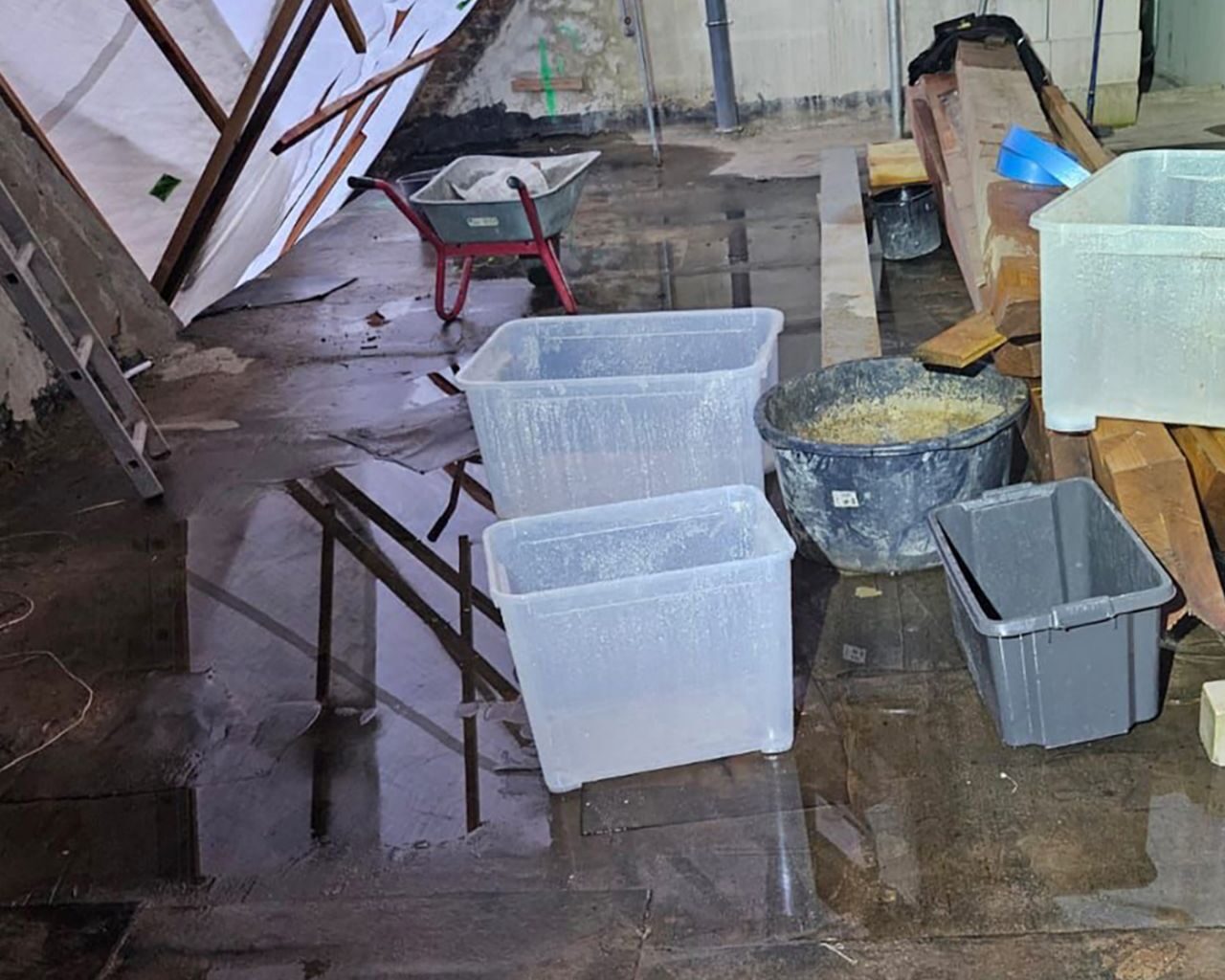 Schöneberger Mieter leiden seit mehr als zwei Jahren unter undichtem Dach