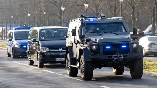 Eine Fahrzeugkolonne mit einem Staatsgast fährt am 15.12.2025 durch Berlin. (Quelle: dpa-Bildfunk/Fabian Sommer)