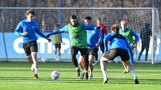 Steven Skrzybski (Zweiter von links) gibt hier im Training von Holstein Kiel gleich drei Teamkollegen das Nachsehen: Louis Köster (von links), Adrian Kapralik und Jonas Therkelsen.