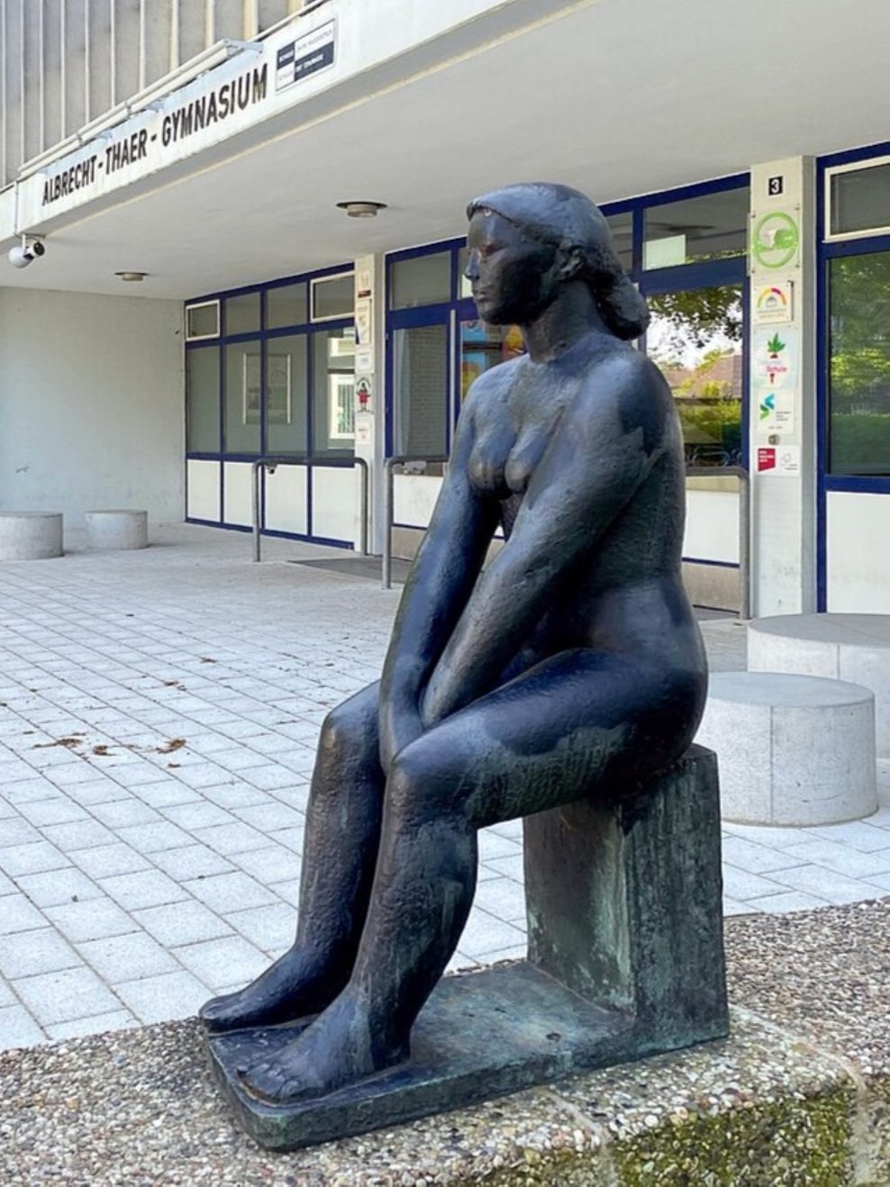 Die Skulptur vor dem Albrecht-Thaer-Gymnasium in Hamburg-Stellingen.