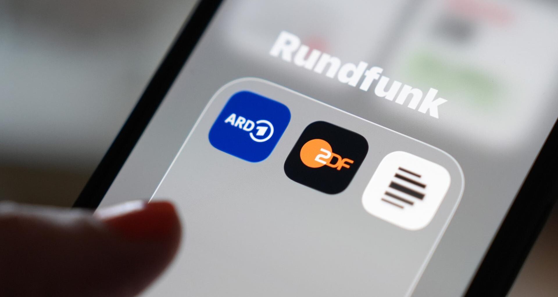 Auf dem Bildschirm eines Smartphones erscheinen die Apps der öffentlich-rechtlichen Rundfunkanstalten ARD, ZDF und Deutschlandradio.