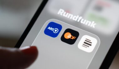 Auf dem Bildschirm eines Smartphones erscheinen die Apps der öffentlich-rechtlichen Rundfunkanstalten ARD, ZDF und Deutschlandradio.