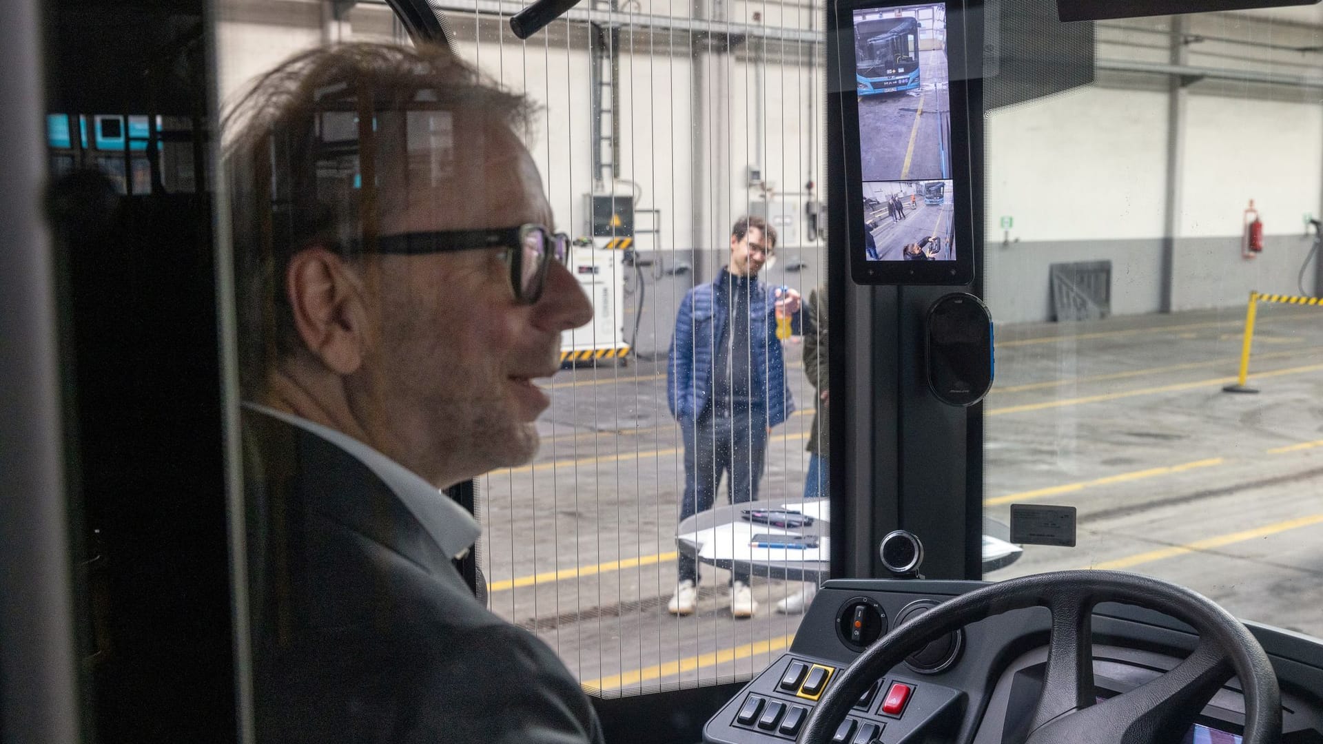 So sieht die neue Anti-Falschparkerkamera im Bus aus. Links im Bild: Mobilitätsdezernent Wolfgang Siefert (Grüne). So sieht die neue Anti-Falschparkerkamera im Bus aus. Links im Bild: Mobilitätsdezernent Wolfgang Siefert (Grüne).