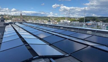 Sonnenstrom von historischem Gebäude: Photovoltaik-Anlage auf der Bundesbahndirektion - blickfeld