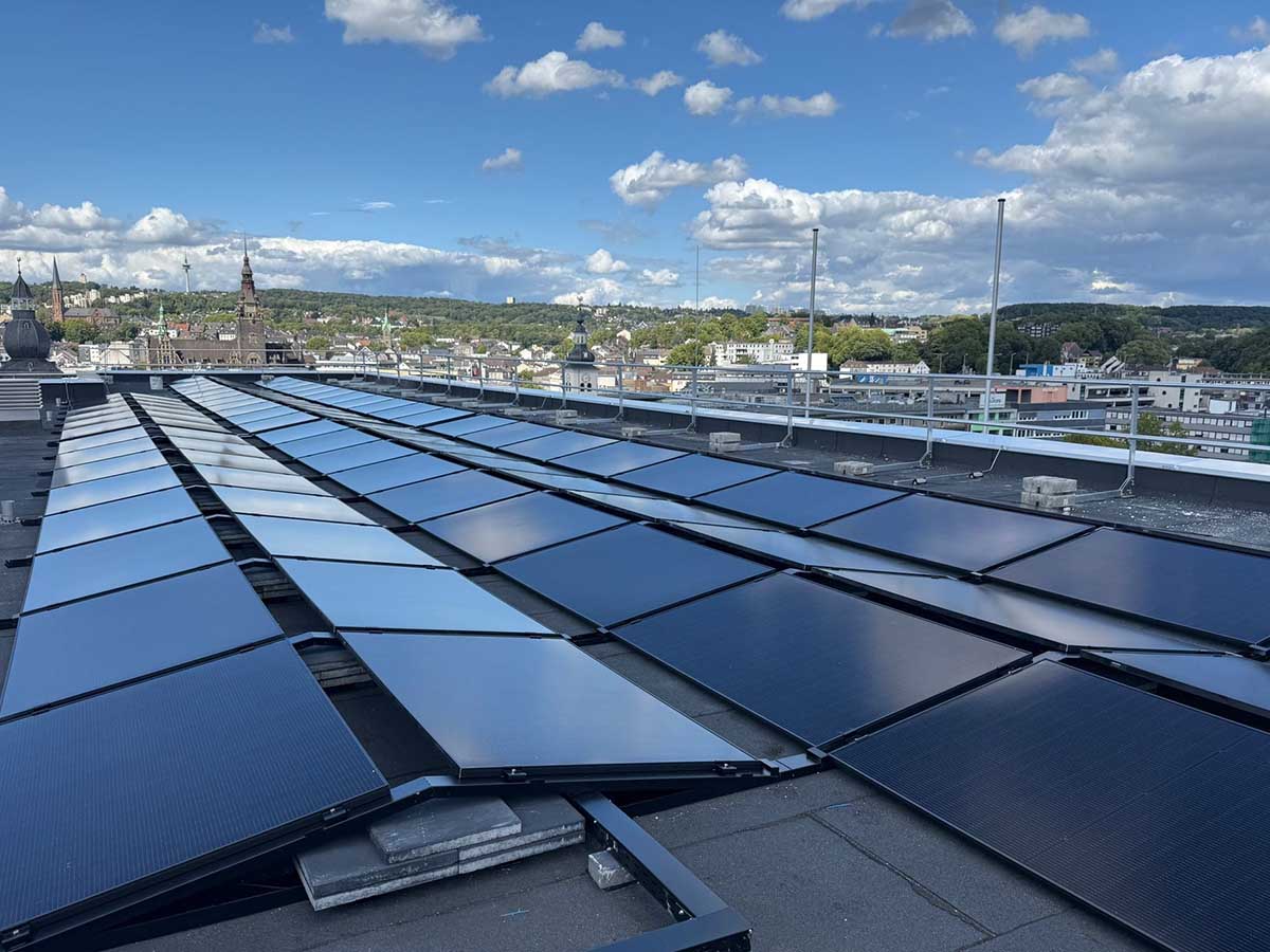 Sonnenstrom von historischem Gebäude: Photovoltaik-Anlage auf der Bundesbahndirektion - blickfeld