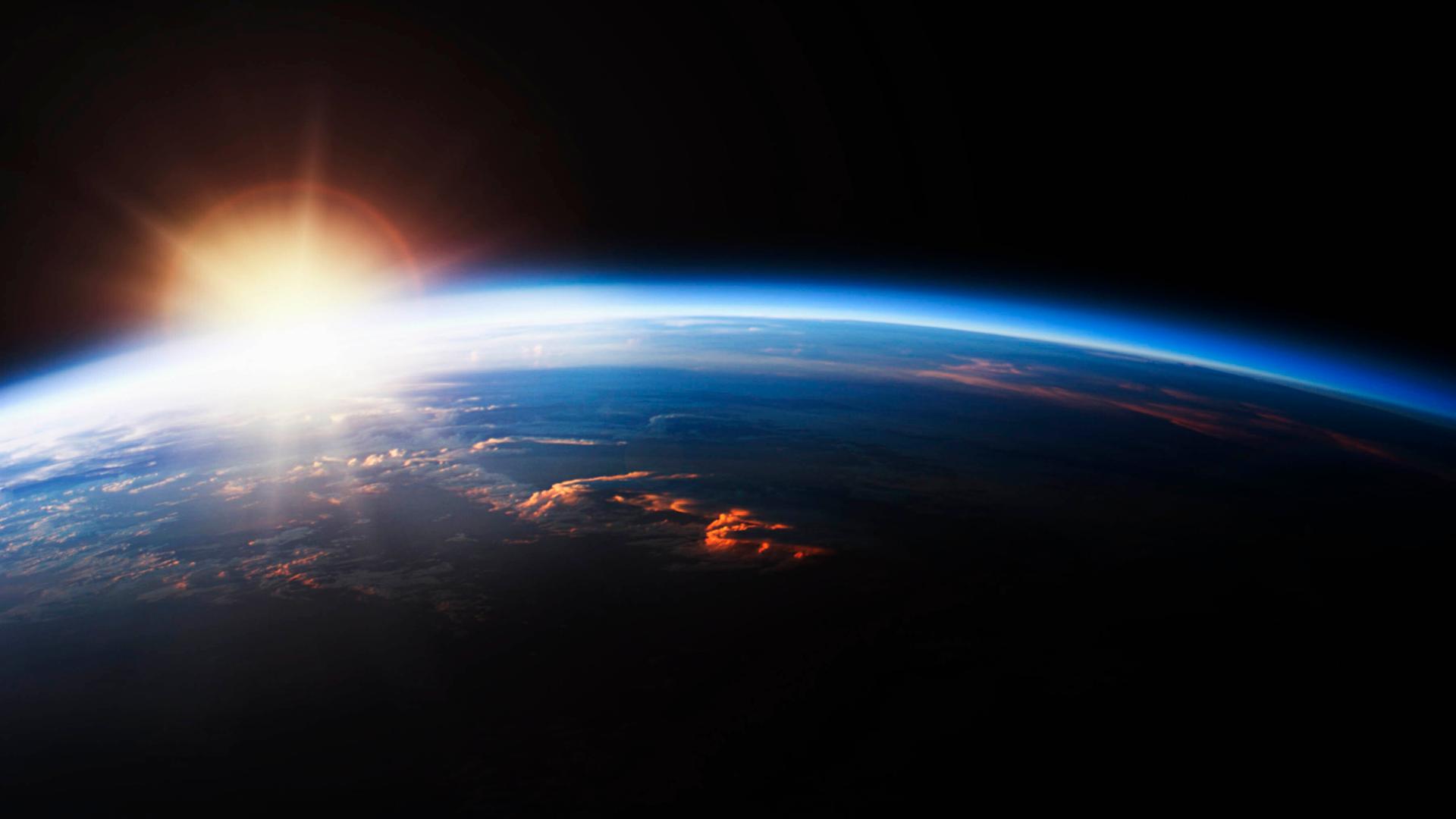 Sonnenaufgang über der Erde 