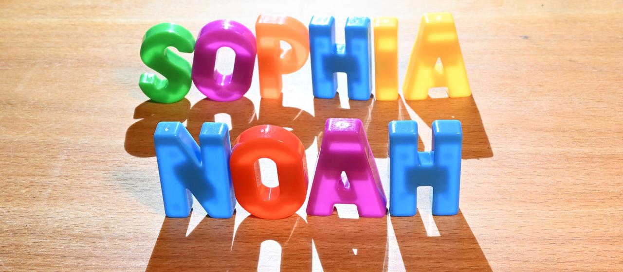 Die Vornamen Sophia und Noah, arrangiert in bunten Buchstaben-Figuren