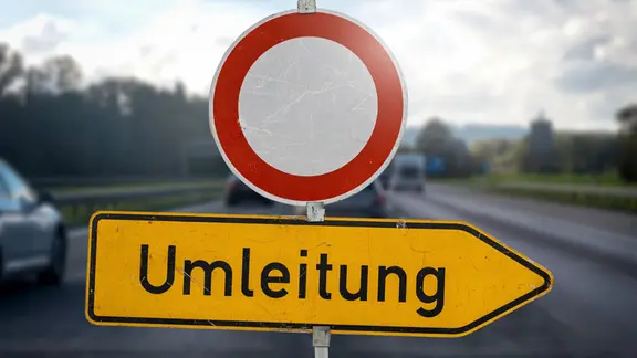Ein Schild weißt Autofahrer auf eine Umleitung hin.