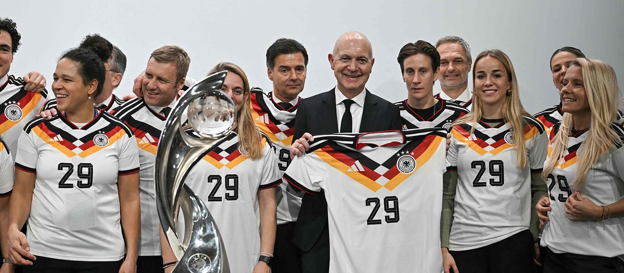 Spielerinnen der Fußball-Nationalmannschaft posieren mit dem Pokal der Europameisterschaft. | AFP Spielerinnen der Fußball-Nationalmannschaft posieren mit dem Pokal der Europameisterschaft.