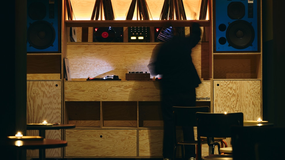 Zwischen Vinyl und Hi-Fi: Warum Listening Bars wie das SPIN in München gerade so gehyped werden | Zündfunk | Bayern 2 | Radio