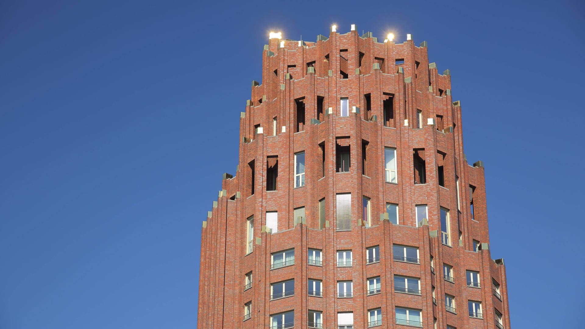 Spitze des Main Plaza (Archivbild): In dem Hochhaus entsteht ein neues Luxuskonzept.