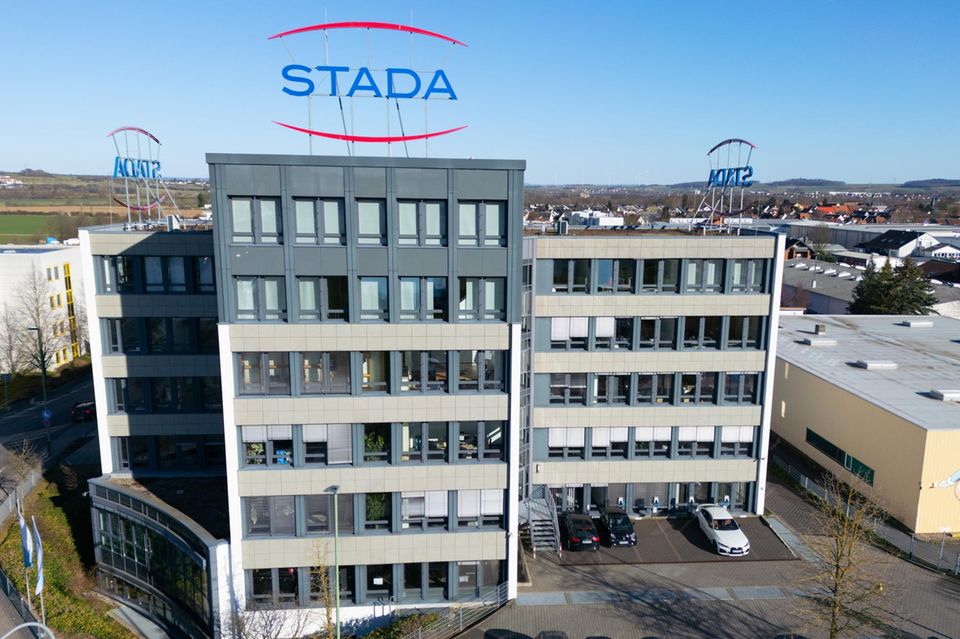 Der Arzmeimittelhersteller Stada bleibt in den Händen von Finanzinvestoren. Die Beteiligungsgesellschaften Bain Capital und Cinven, die auch einen Börsengang ausgelotet hatten, verkauften das hessische Unternehmen für 11,7 Mrd. Dollar an ein Konsortium um die britische Capvest. Die bisherigen Eigentümer behalten eine Minderheitsbeteiligung.