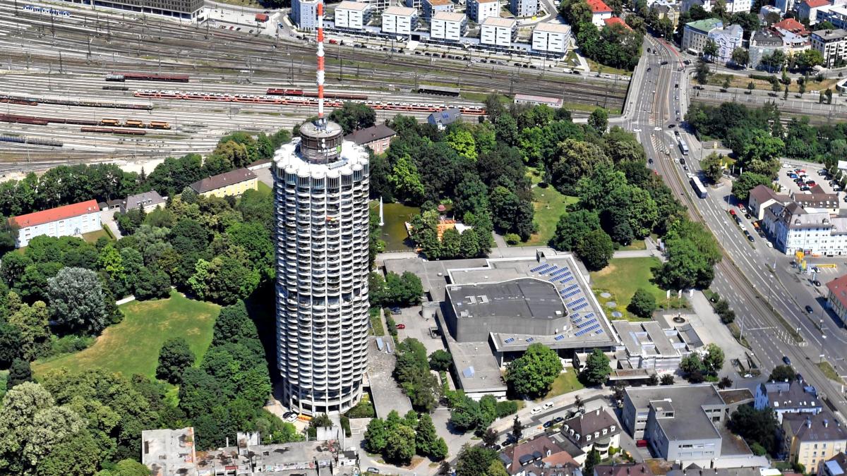 Brand im Augsburger Hotelturm: Feuerwehreinsatz am Mittwochabend