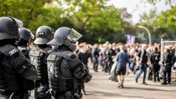 Polizisten beobachten Fußball-Fans
