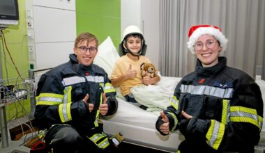 Augsburger Feuerwehrleute überraschen junge Patienten