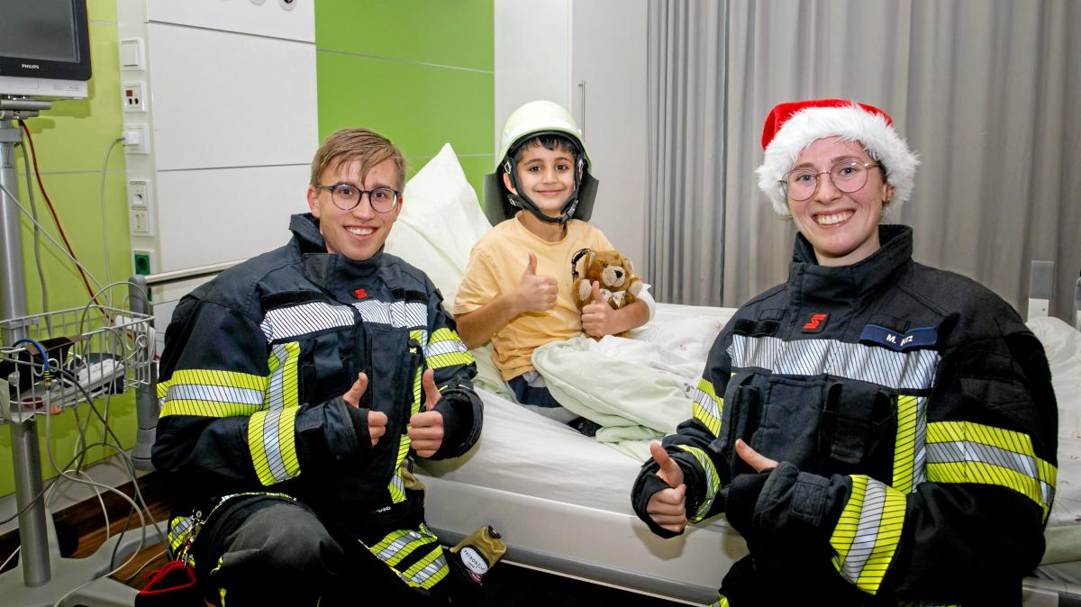 Augsburger Feuerwehrleute überraschen junge Patienten