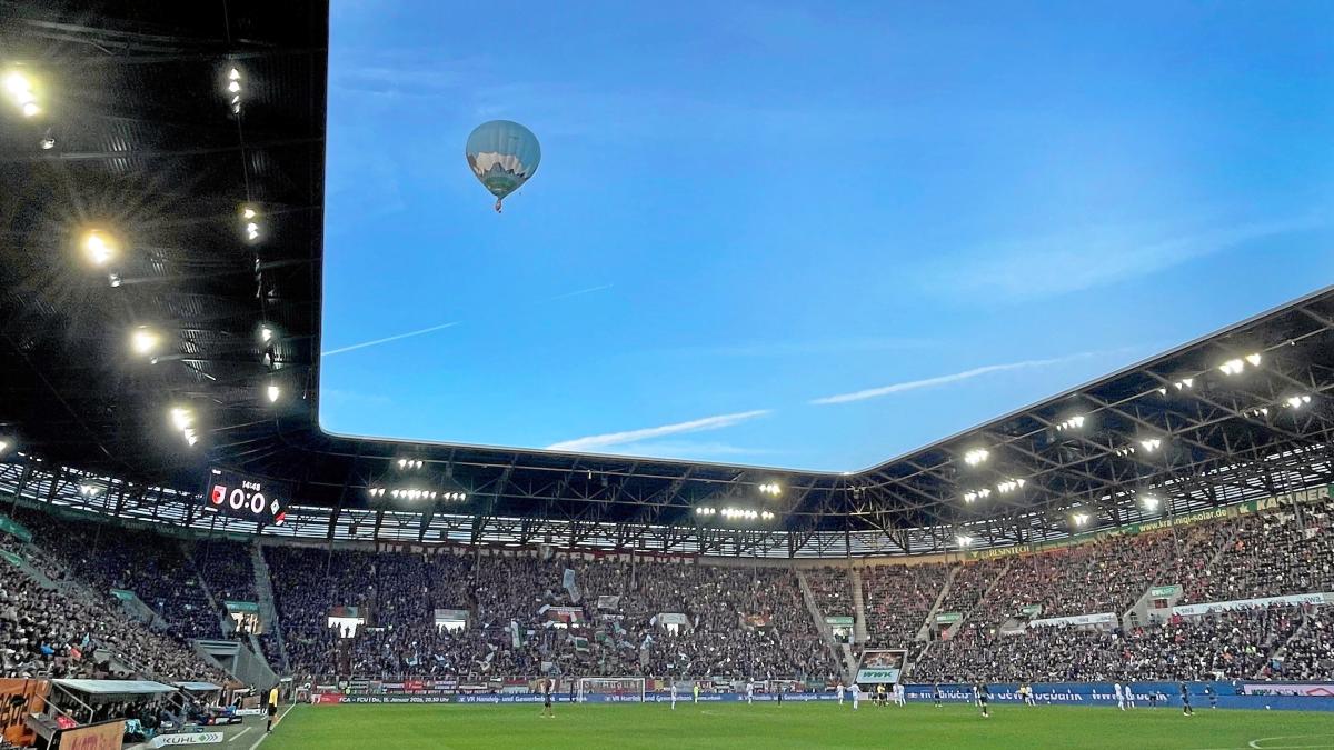 Wie ein weihnachtlich geschmückter Ballon zum Star über der WWK-Arena wurde