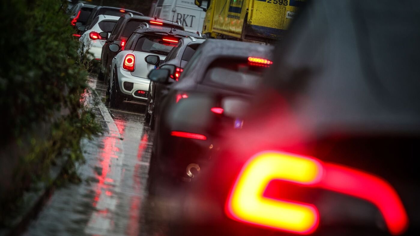 Verkehr wegen Schäden an Abwasserschacht eingeschränkt
