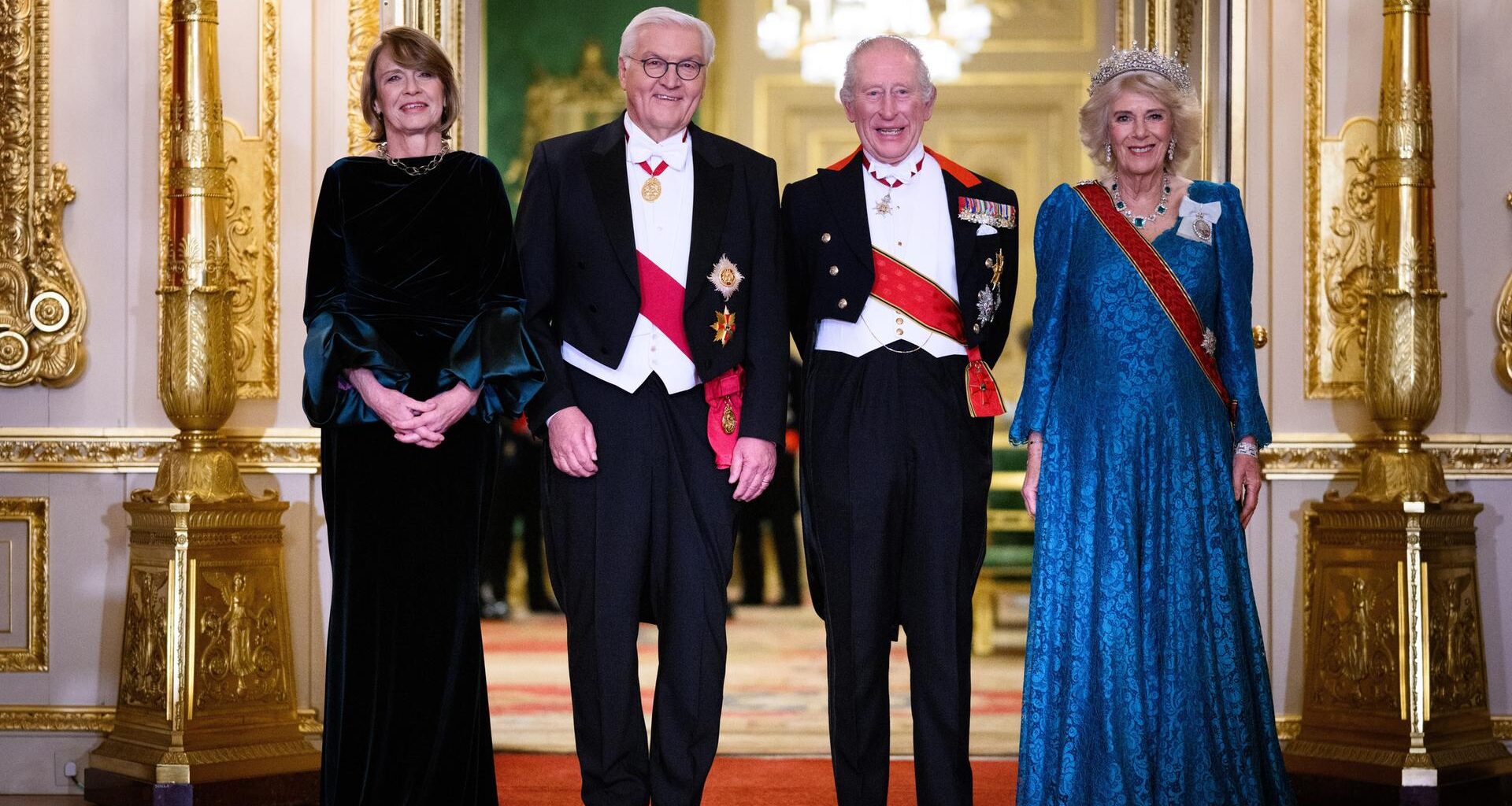 Bundespräsident Frank-Walter Steinmeier (2.v.l.) und seine Frau Elke Büdenbender (l) gehen gemeinsam mit König Charles III. (2.v.r.) und Königin Camilla (r) zu einem Abendessen zu Ehren des Bundespräsidenten und seiner Frau