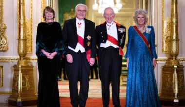Bundespräsident Frank-Walter Steinmeier (2.v.l.) und seine Frau Elke Büdenbender (l) gehen gemeinsam mit König Charles III. (2.v.r.) und Königin Camilla (r) zu einem Abendessen zu Ehren des Bundespräsidenten und seiner Frau